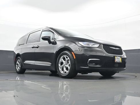 Used 2023 Chrysler Pacifica Limited FWD image 24