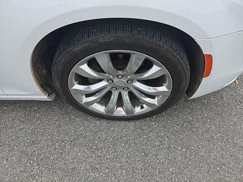 Used 2019 Chrysler 300 Touring w/ Chrome Appearance Package image 10