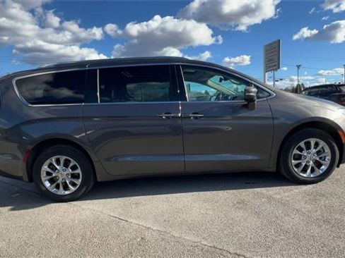 Used 2021 Chrysler Pacifica Touring-L w/ Uconnect Theater Family Group image 9