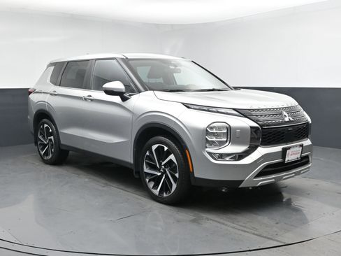 Used 2023 Mitsubishi Outlander SE image 2
