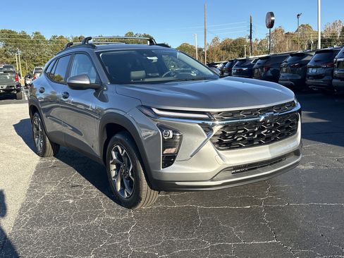New 2026 Chevrolet Trax LT w/ Driver Confidence Package image 2