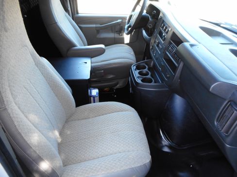 Used 2016 Chevrolet Express 2500 RWD image 24