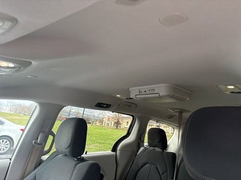 Used 2019 Chrysler Pacifica Touring Plus w/ Tire & Wheel Group image 10