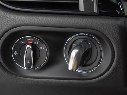 Certified 2025 Porsche Macan image 25