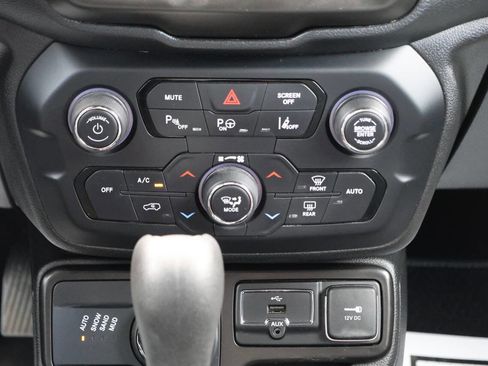 Used 2021 Jeep Renegade Latitude w/ Luxury Group II AWD/4WD image 21