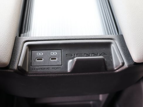 Used 2025 Toyota Sienna XLE FWD image 16