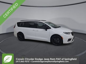 Certified 2025 Chrysler Pacifica Limited FWD video 2