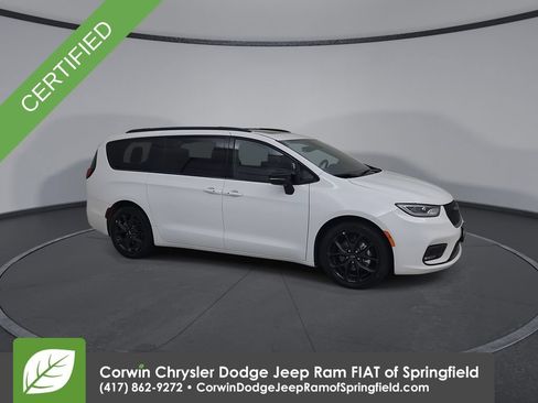 Certified 2025 Chrysler Pacifica Limited FWD image 2