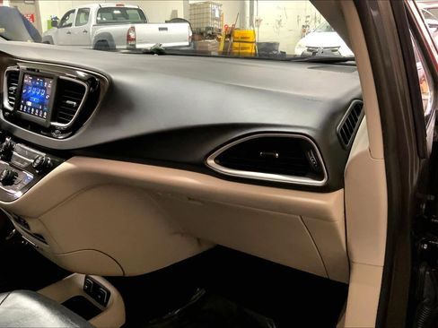 Used 2018 Chrysler Pacifica Touring-L image 18