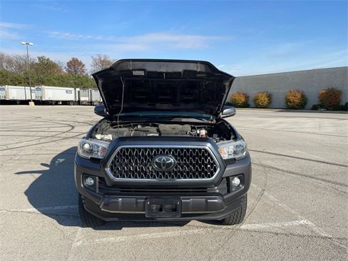 Used 2018 Toyota Tacoma TRD Sport image 18