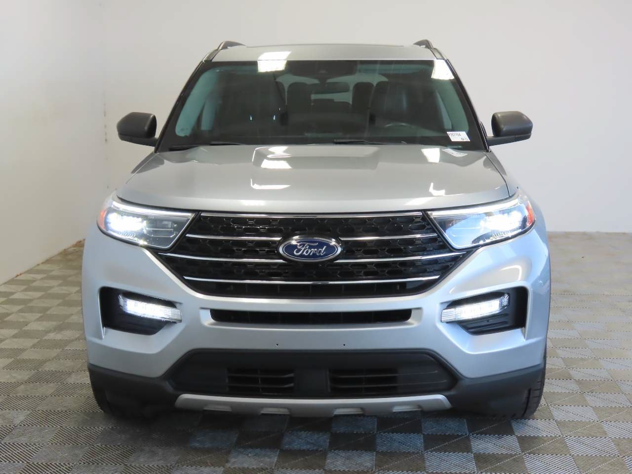 Used 2023 Ford Explorer XLT w/ Equipment Group 202A RWD image 2