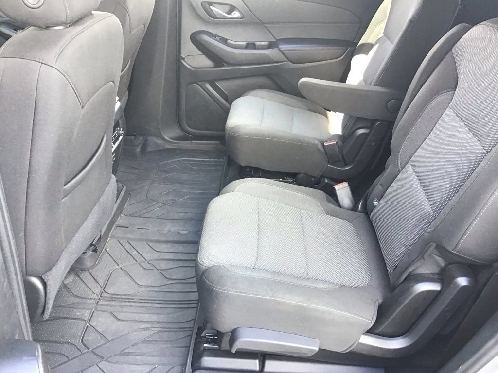 Used 2023 Chevrolet Traverse LT FWD image 14