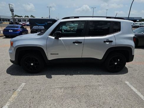 Used 2021 Jeep Renegade Latitude AWD/4WD image 4