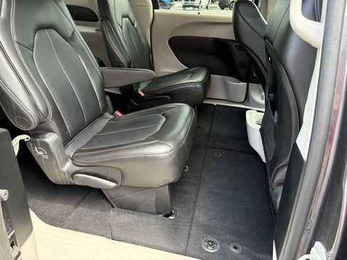 Used 2023 Chrysler Pacifica Touring-L FWD image 12