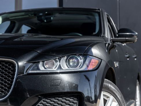 Used 2019 Jaguar F-PACE Prestige image 13