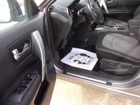 Used 2013 Nissan Rogue SV image 2