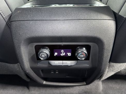 Used 2025 Chevrolet Traverse LT image 14