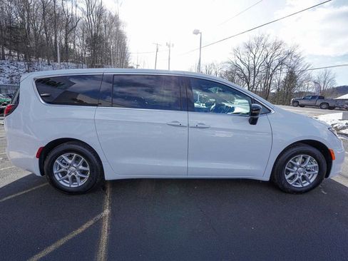 New 2026 Chrysler Pacifica Select image 4