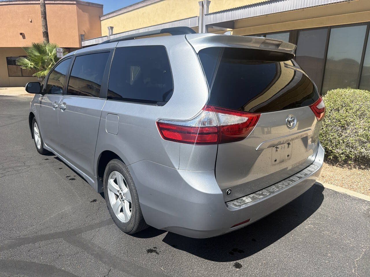Used 2018 Toyota Sienna LE w/ Carpet Mat Package FWD image 6