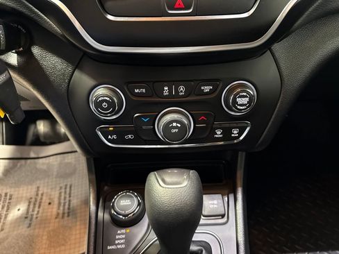 Used 2020 Jeep Cherokee Latitude AWD/4WD image 17