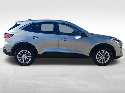 Used 2022 Ford Escape SE image 2