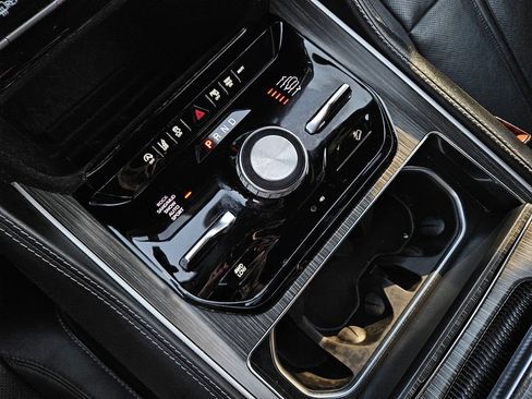 Used 2023 Jeep Wagoneer L Series III w/ Preferred Equipment Group image 17