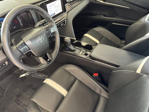 Used 2025 Toyota Camry SE w/ Convenience Package image 10