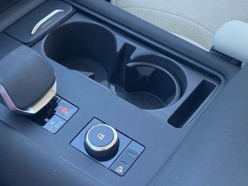 Used 2025 Land Rover Discovery S image 18