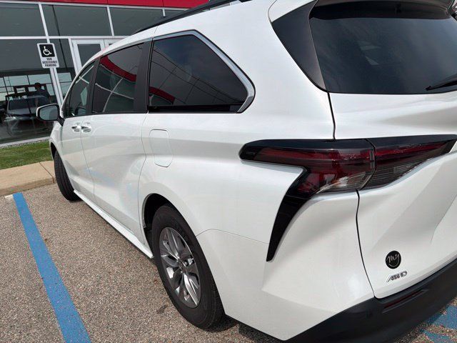 Used 2023 Toyota Sienna XLE AWD/4WD image 7