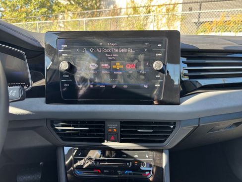 Used 2025 Volkswagen Jetta SE image 18