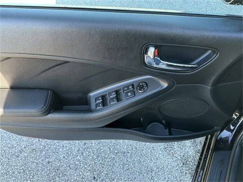 Used 2017 Kia Forte S image 19