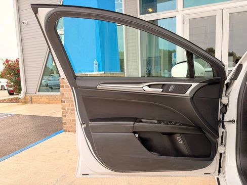 Used 2019 Ford Fusion SE FWD image 12