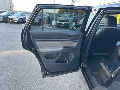 Used 2022 Volkswagen Atlas Cross Sport SE image 48