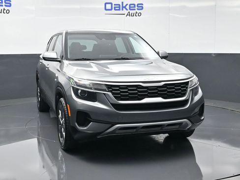 Used 2023 Kia Seltos LX image 3