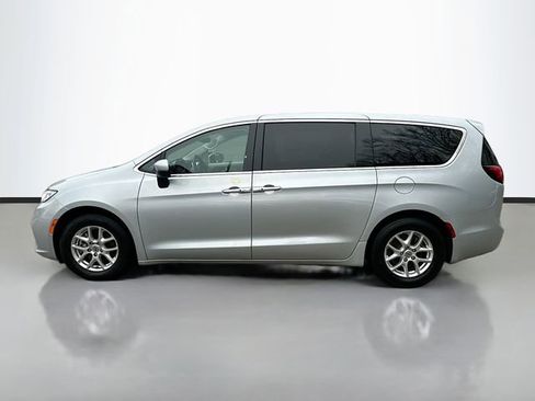 Used 2023 Chrysler Pacifica Touring-L image 9