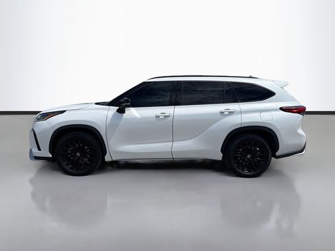 Used 2023 Toyota Highlander FWD image 2
