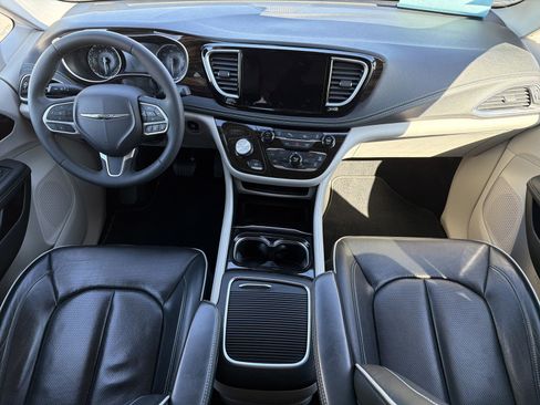 Used 2023 Chrysler Pacifica Limited image 10