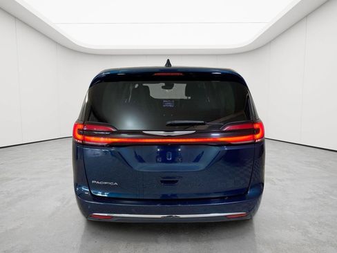 Used 2023 Chrysler Pacifica Touring-L FWD image 4