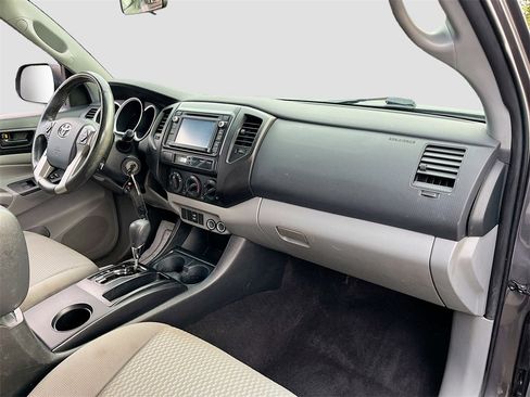 Used 2014 Toyota Tacoma Base image 25