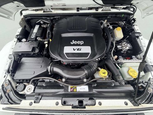 Used 2015 Jeep Wrangler Unlimited Sahara w/ Dual Top Group AWD/4WD image 11