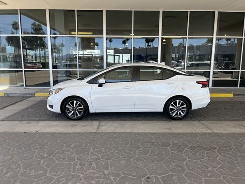 Used 2025 Nissan Versa SV image 2