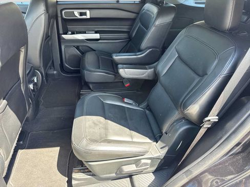 Used 2022 Ford Explorer XLT w/ Equipment Group 202A AWD/4WD image 18