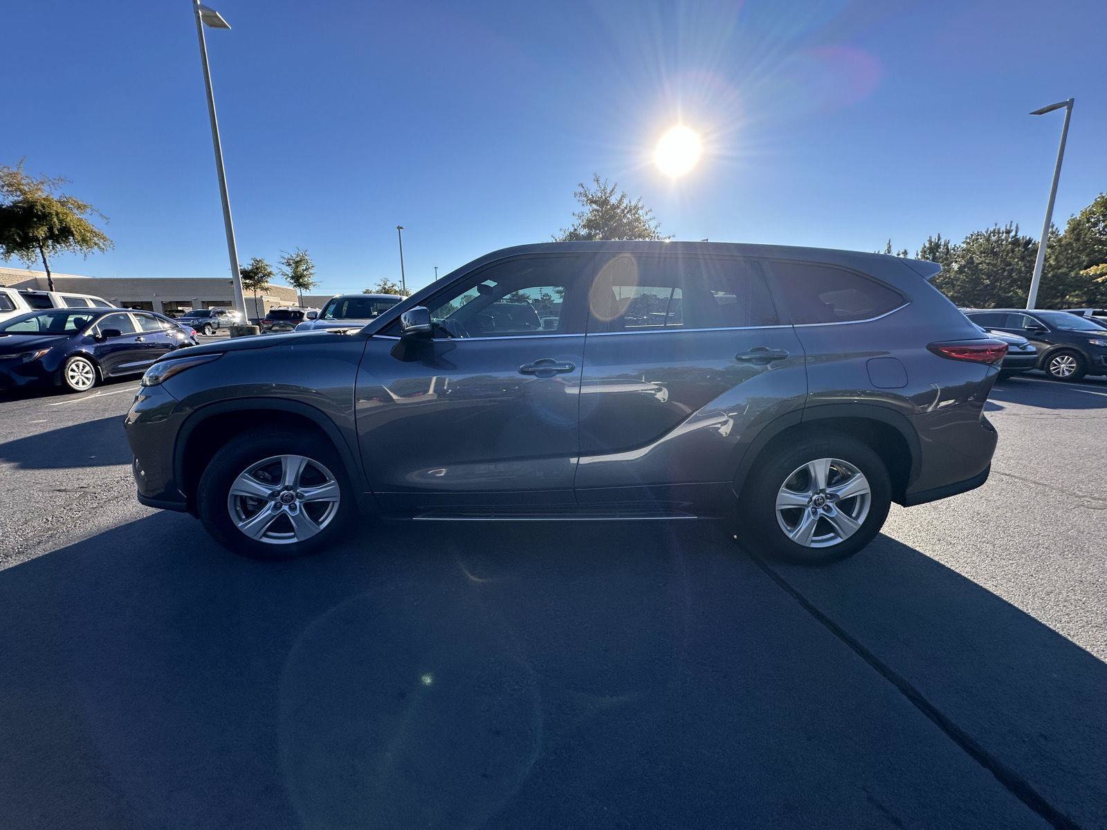 Used 2023 Toyota Highlander L FWD image 9
