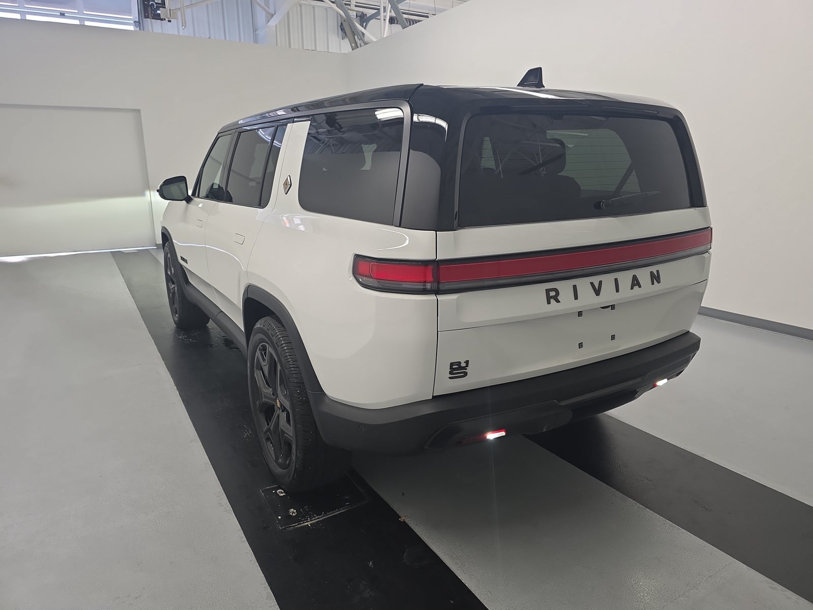 Used 2025 Rivian R1S Adventure Dual AWD/4WD image 3