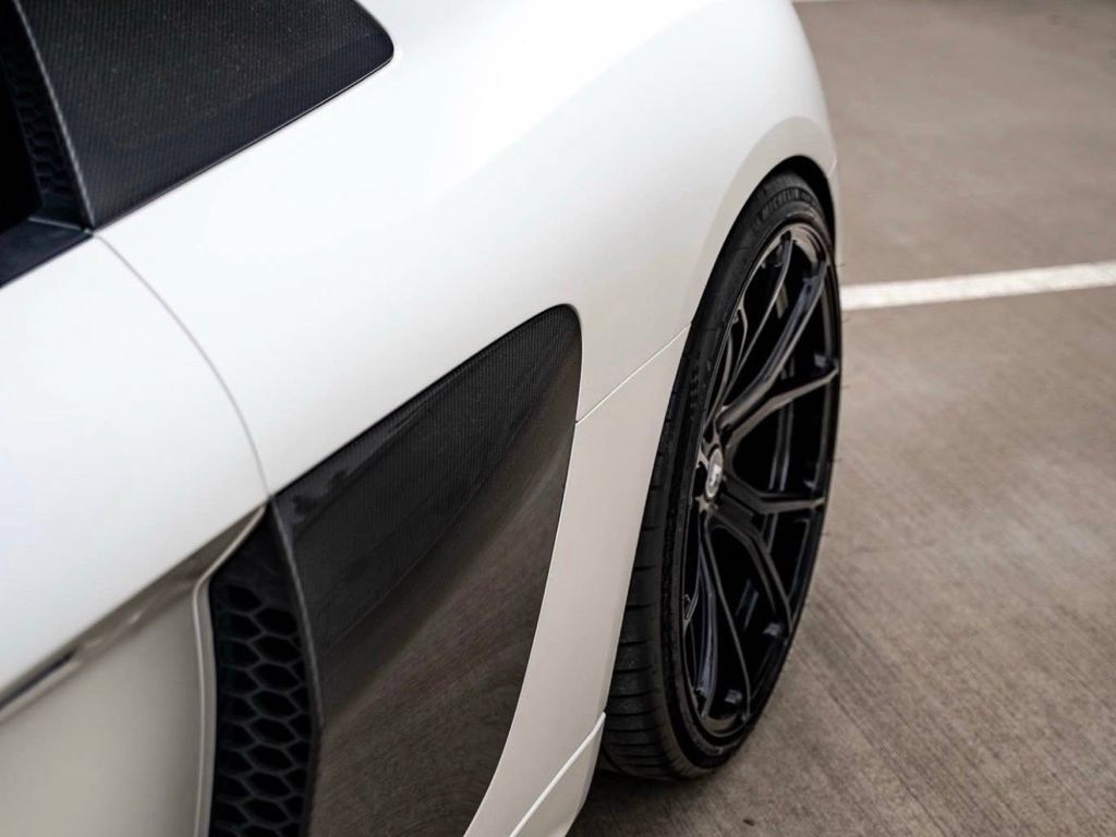 Used 2017 Audi R8 V10 w/ Carbon Exterior Package AWD/4WD image 4