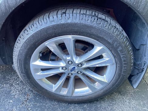 Used 2018 Ford Explorer Limited w/ Equipment Group 301A AWD/4WD image 2