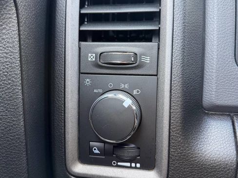 Used 2018 RAM 2500 Tradesman w/ Chrome Appearance Group image 25