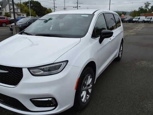 New 2026 Chrysler Pacifica Select image 2