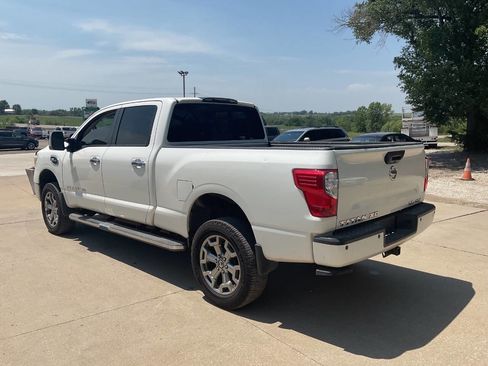 Used 2018 Nissan Titan SL w/ Chrome Package AWD/4WD image 7