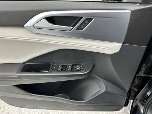 Certified 2025 Volkswagen Taos SE image 15